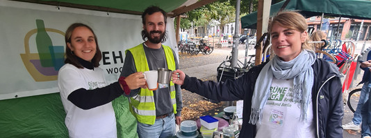 Stand der Grünen Liga auf dem Wochenmarkt am Berliner Kollwitzplatz