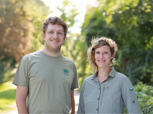 Teamfoto der Stadtnatur-Ranger*innen Leon Däublin und Caroline Thiem