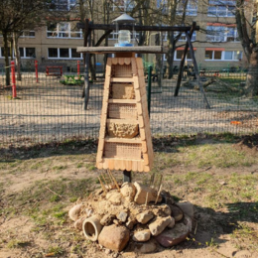Insektenhotel in Form eines Leuchtturms auf dem Abenteuerspielplatz Fort Robinson in Lichtenberg